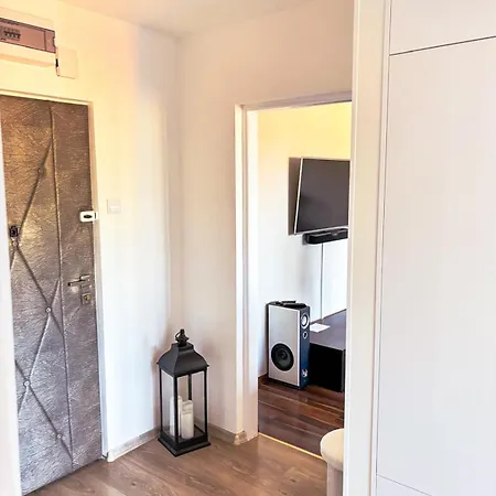 Homely By Bookinghost *